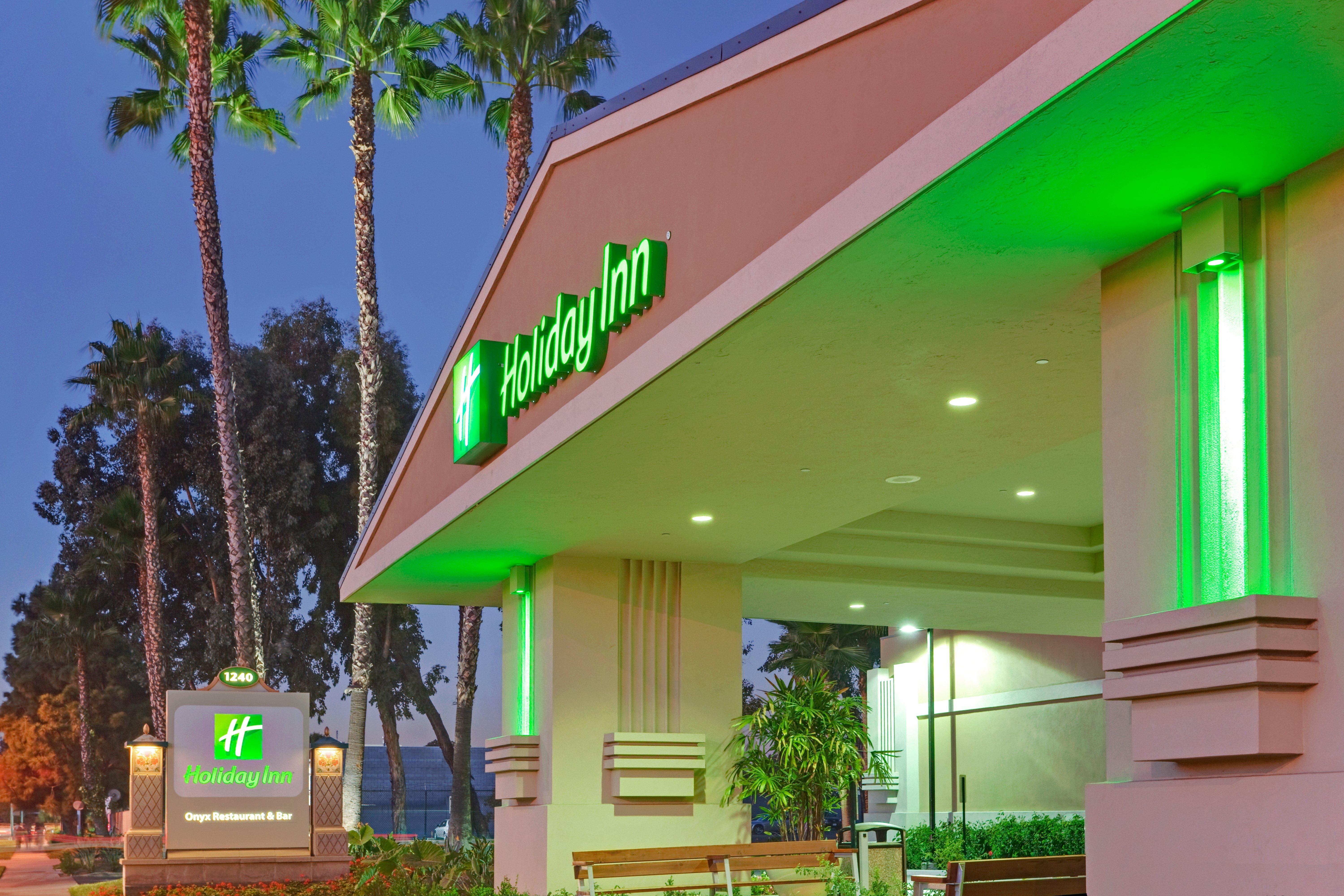 Holiday Inn Hotel & Suites Anaheim By Ihg Exterior photo