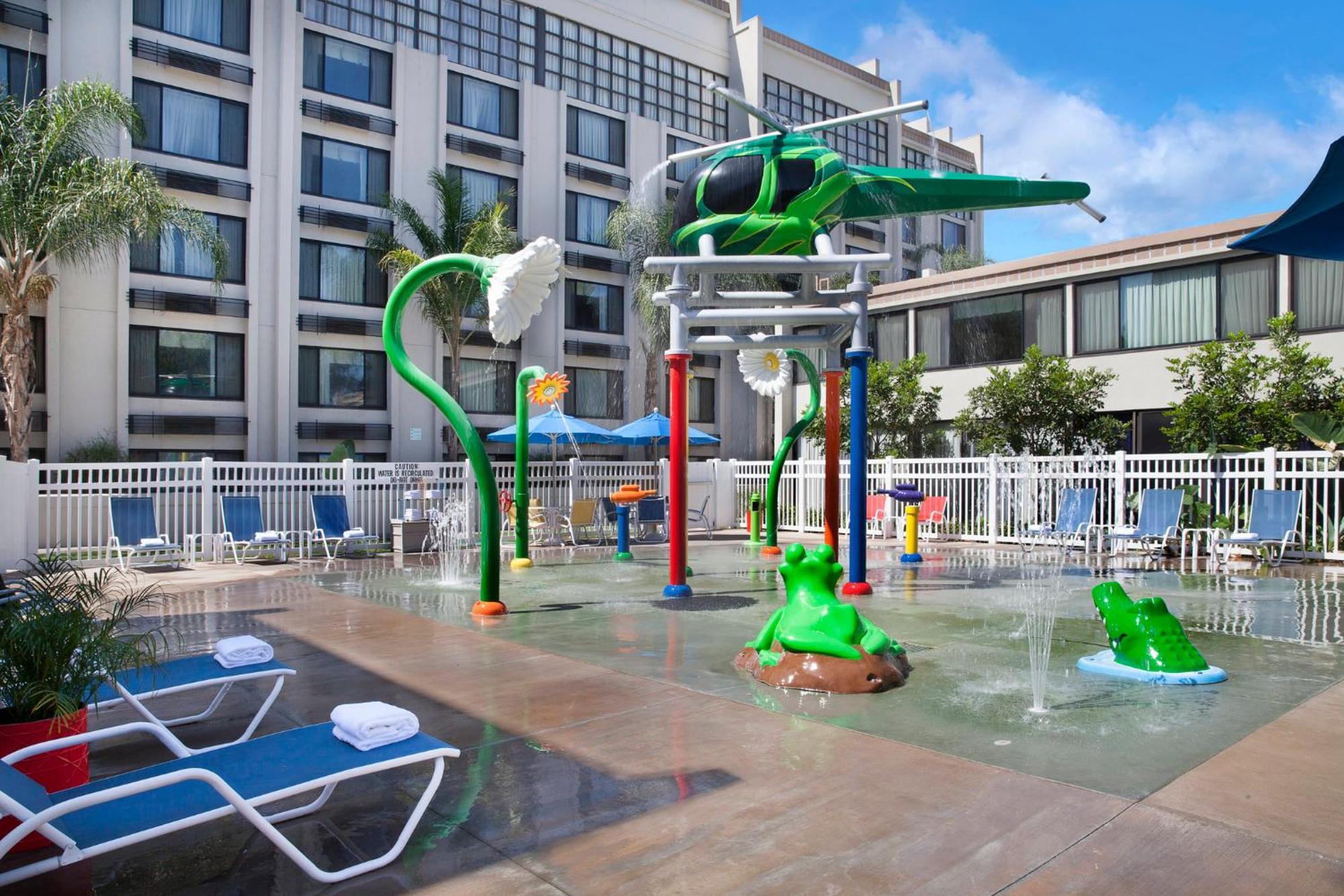 Holiday Inn Hotel & Suites Anaheim By Ihg Exterior photo