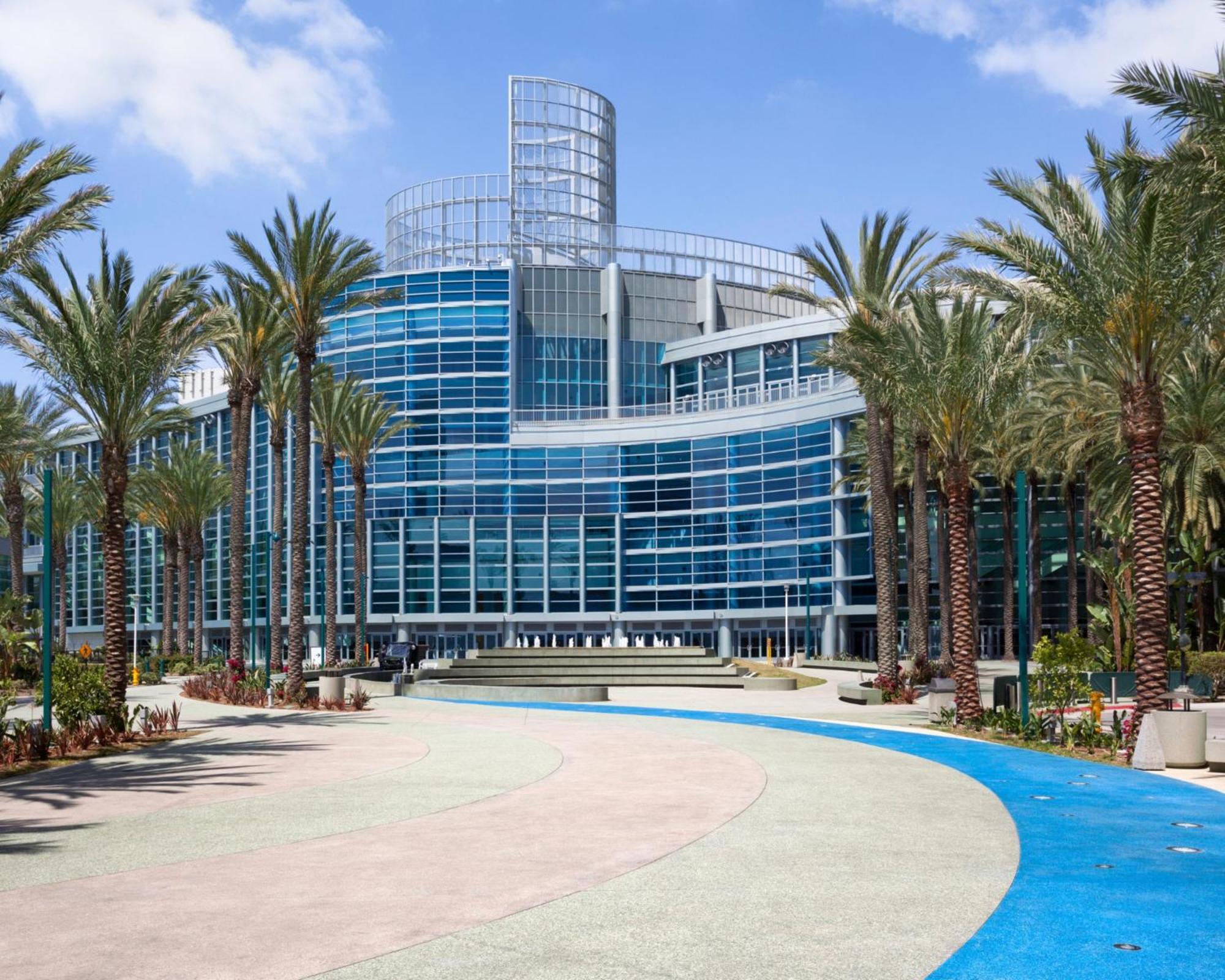 Holiday Inn Hotel & Suites Anaheim By Ihg Exterior photo